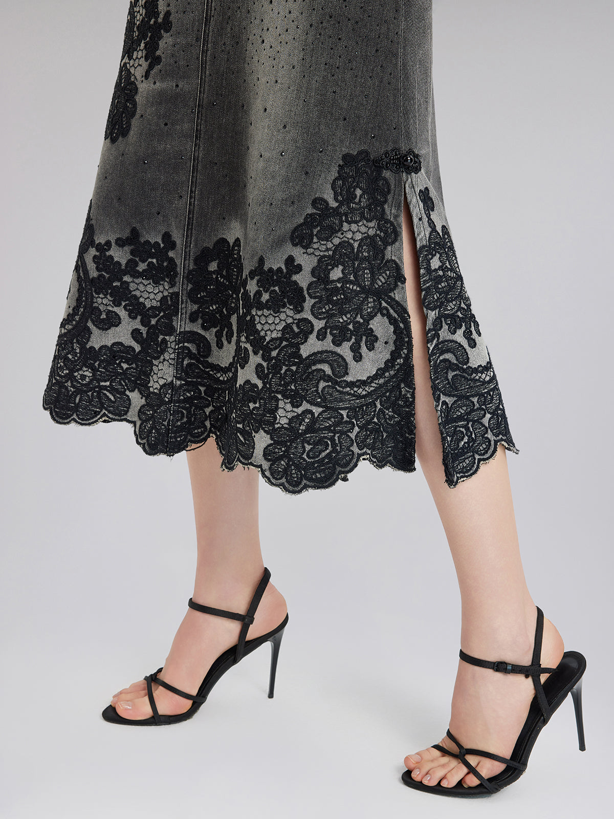 Vanessa – Gonna Svasata in Denim con Ricami per Donna