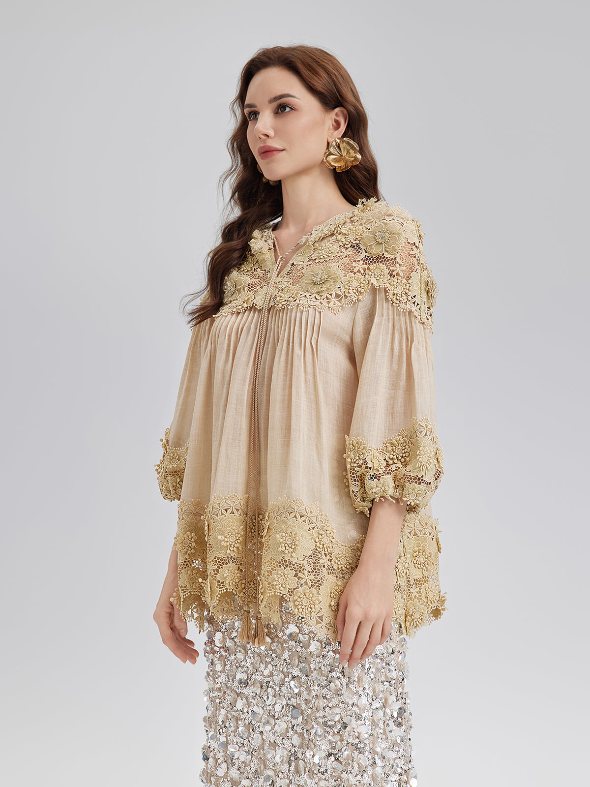 Riley – Blusa Donna in Pizzo con Pieghe e Ricami Floreali