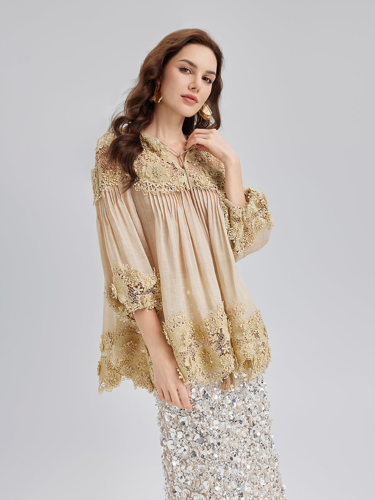 Riley – Blusa Donna in Pizzo con Pieghe e Ricami Floreali