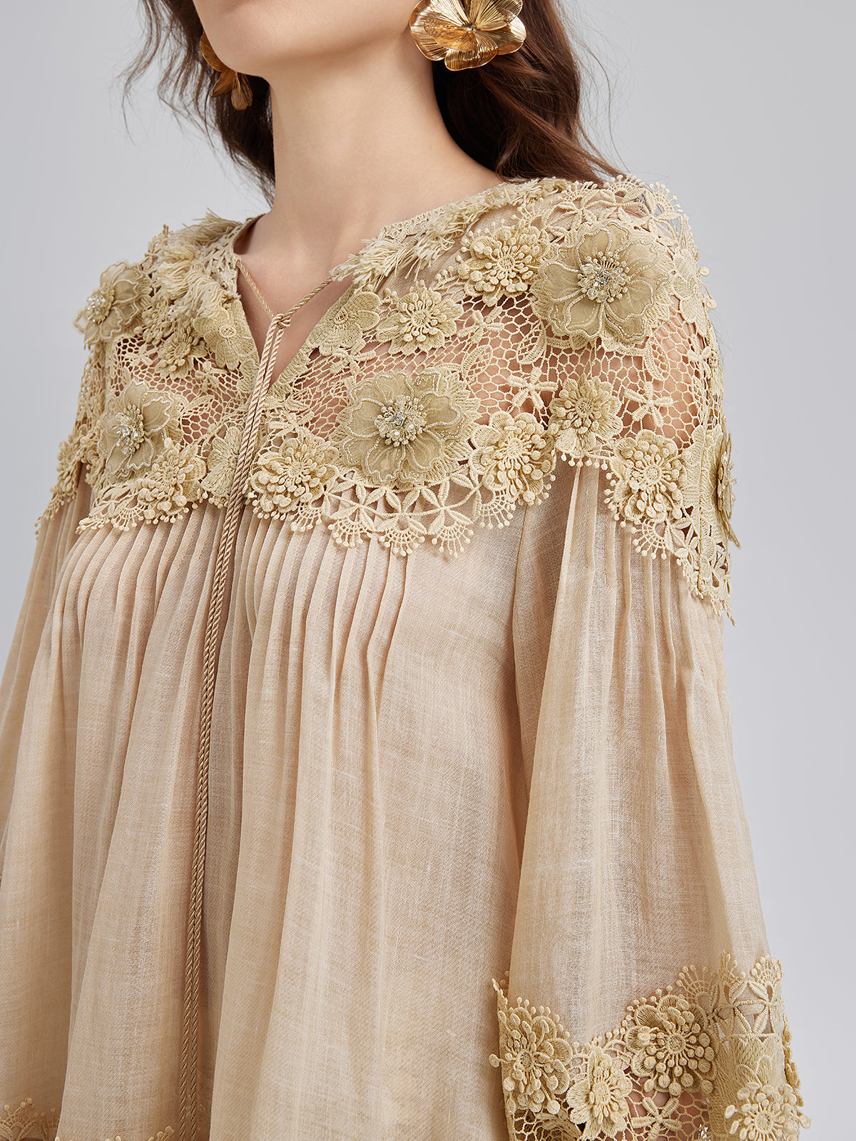 Riley – Blusa Donna in Pizzo con Pieghe e Ricami Floreali