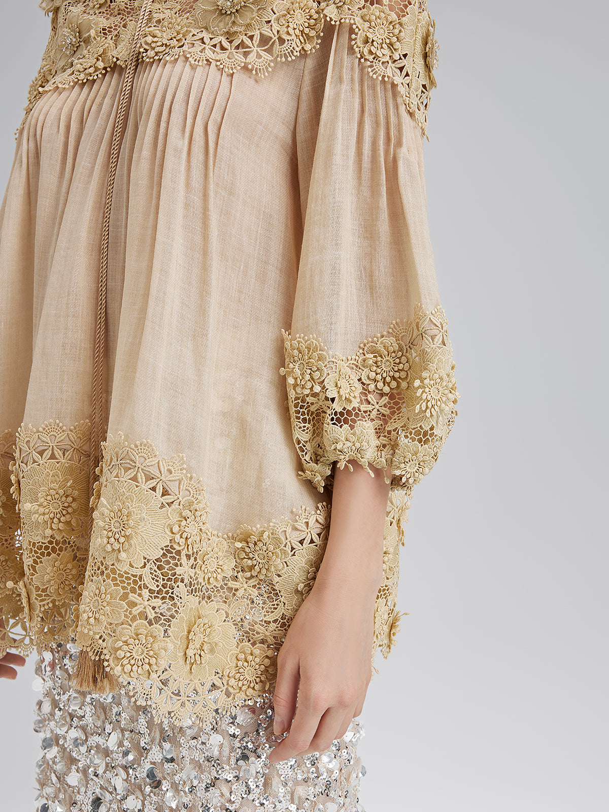 Riley – Blusa Donna in Pizzo con Pieghe e Ricami Floreali