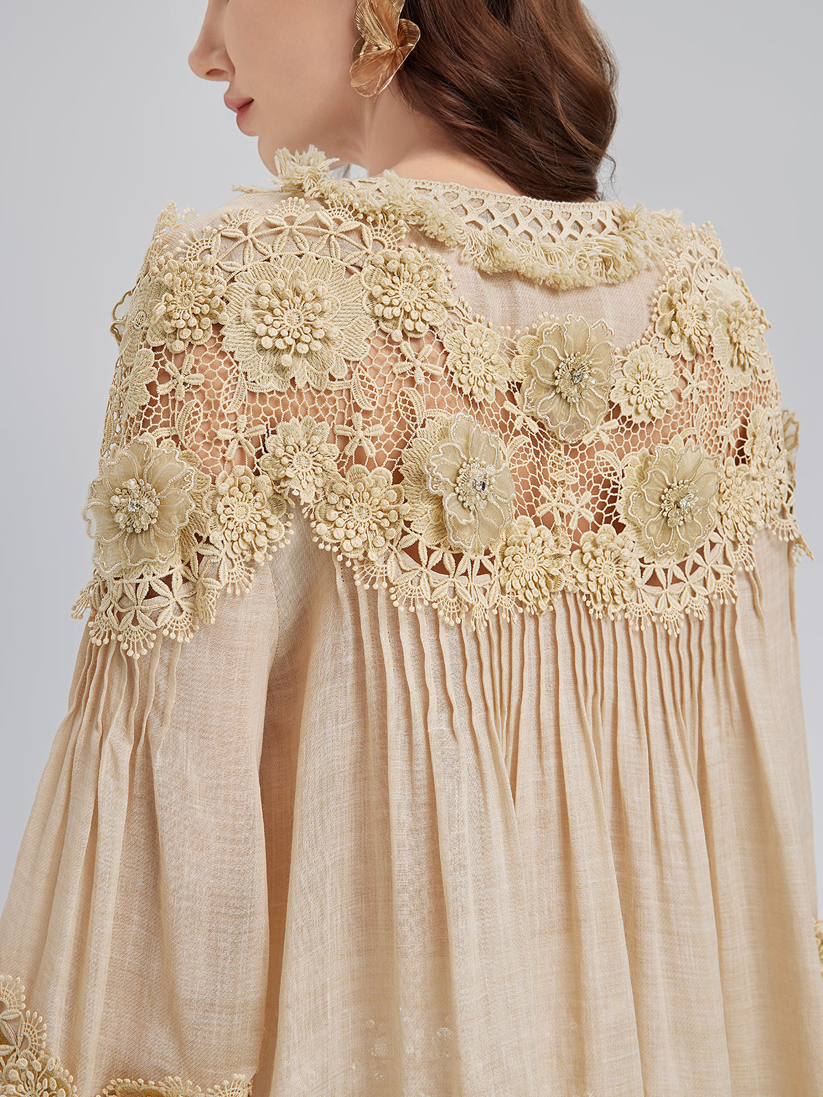 Riley – Blusa Donna in Pizzo con Pieghe e Ricami Floreali