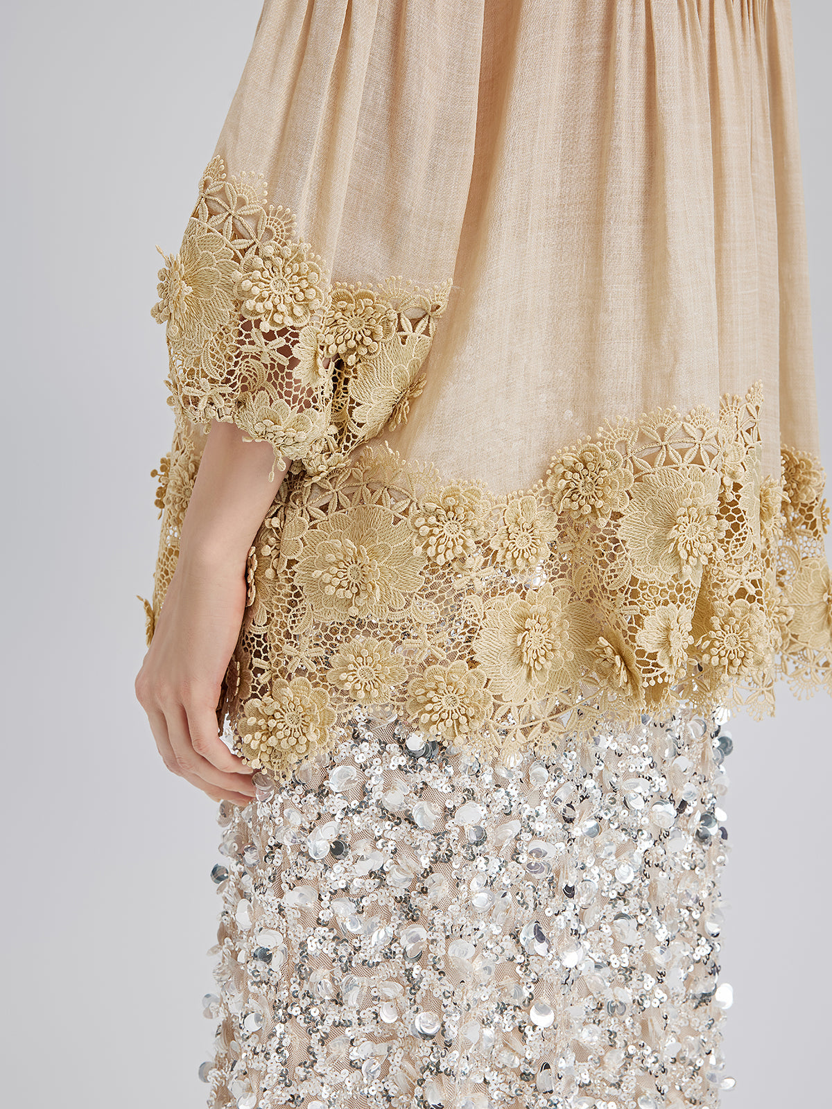 Riley – Blusa Donna in Pizzo con Pieghe e Ricami Floreali